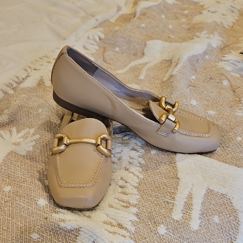Old Money Style! Cream Loafers with beautiful gold horsebit inspired hardware.
